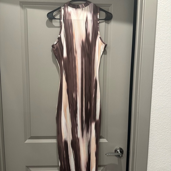 Elegant Brown and Cream Sleeveless Dress - Picture 2 of 3